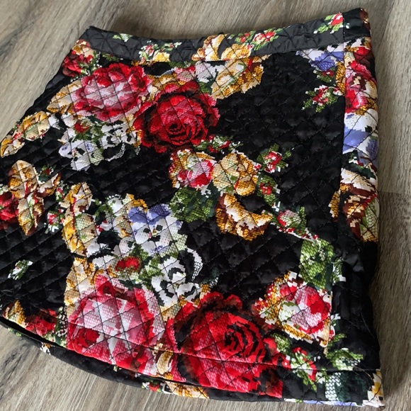 🌼 Forever 21 Floral Quilted Mini Skirt – Size Medium - Picture 3 of 15